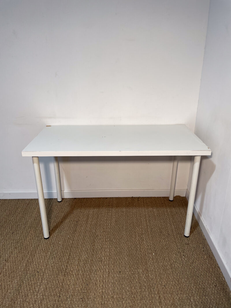 Table rectangulaire légère en bois blanc – Image 2