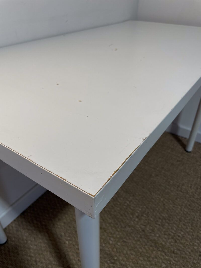 Table rectangulaire légère en bois blanc – Image 4
