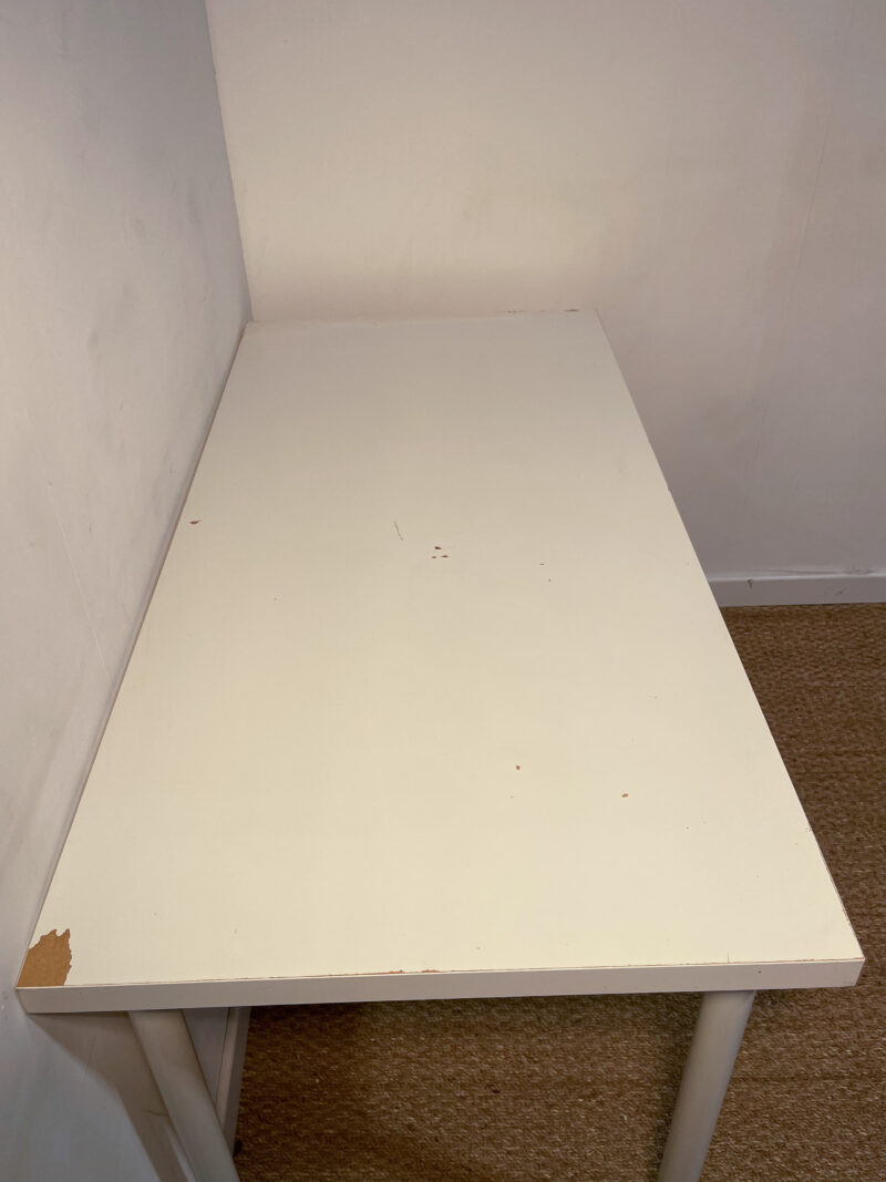 Table rectangulaire légère en bois blanc – Image 6