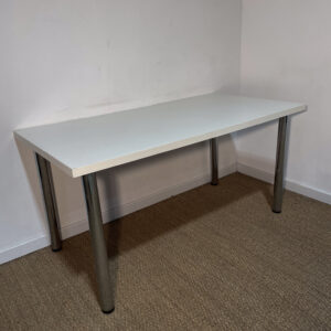 Table blanche et pieds chromés