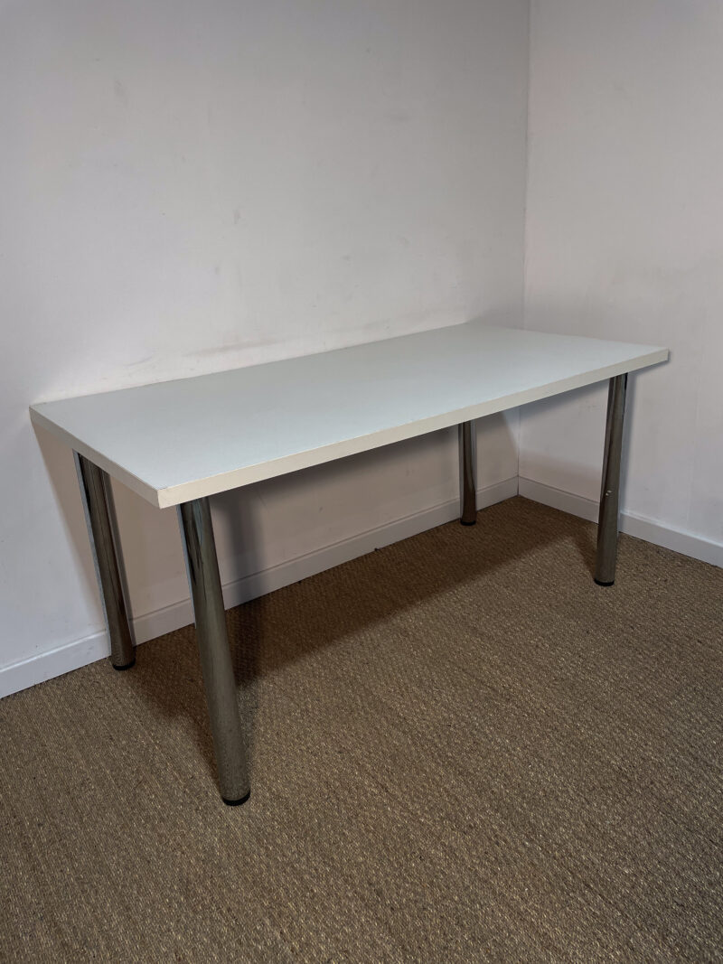 Table blanche et pieds chromés