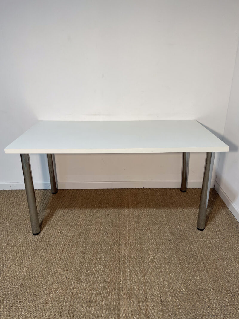 Table blanche et pieds chromés – Image 2