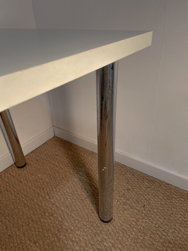 Table blanche et pieds chromés – Image 3
