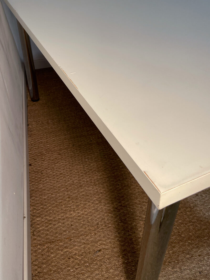 Table blanche et pieds chromés – Image 4