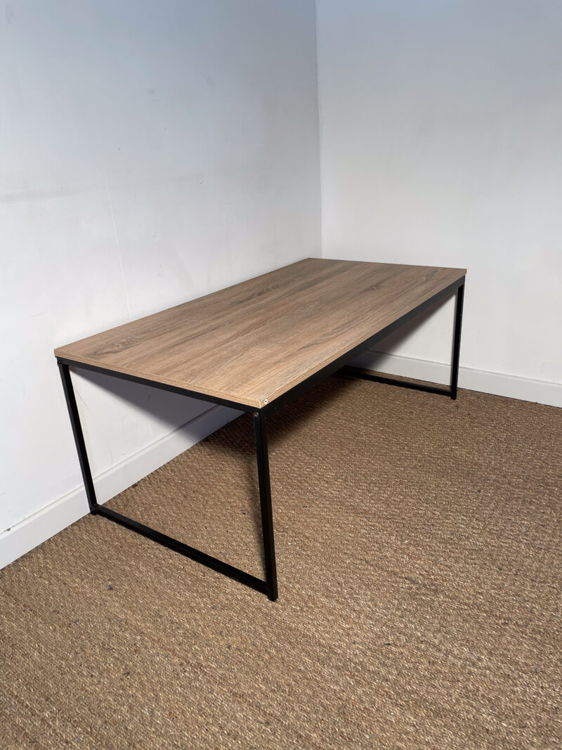 Table basse noire et bois