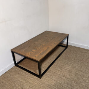 Table basse en bois avec piètement en fer noir