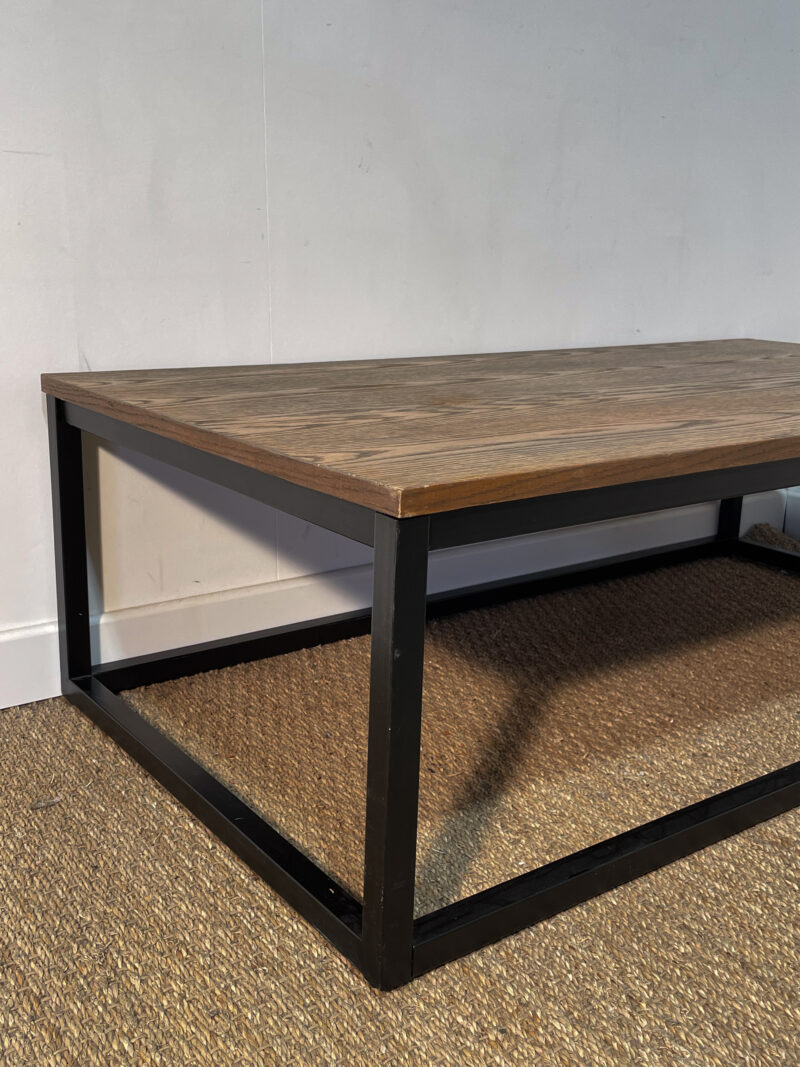 Table basse en bois avec piètement en fer noir – Image 4