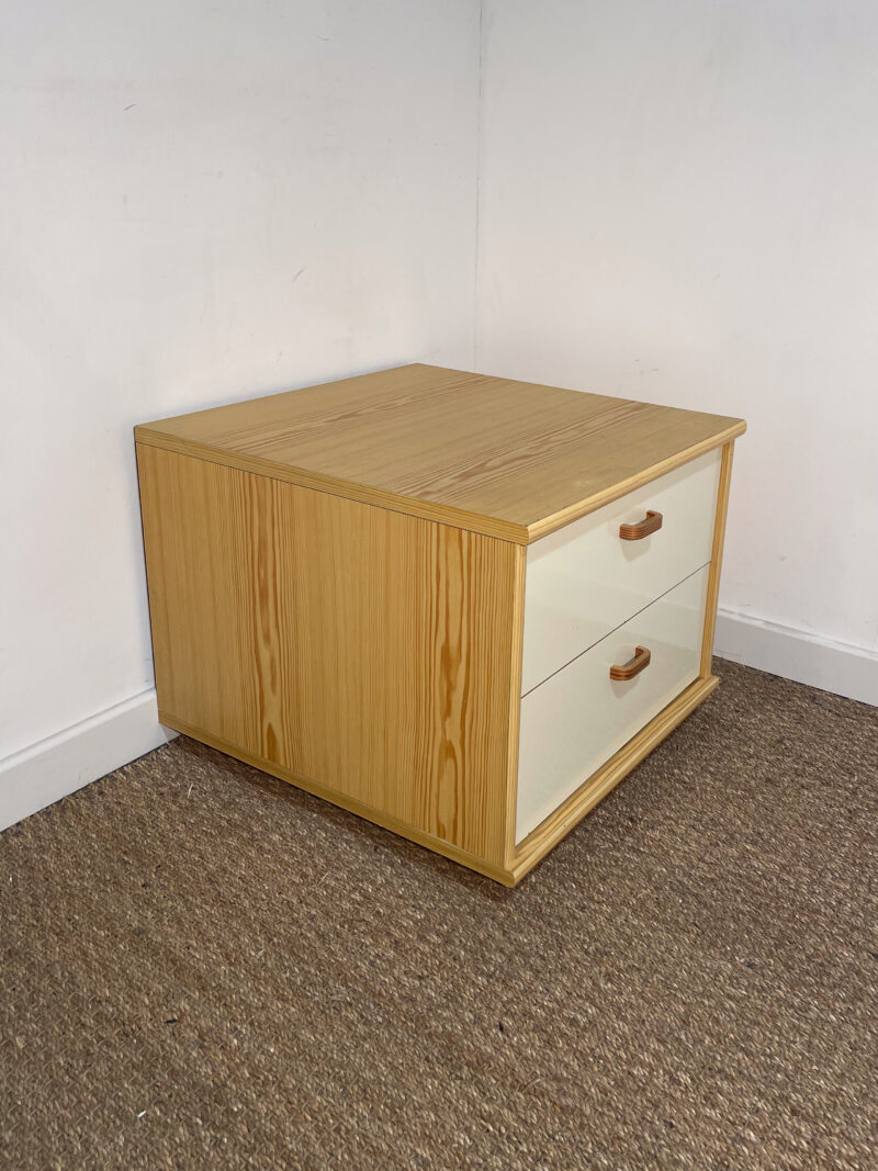 Grande table de chevet en bois clair et tiroirs blancs