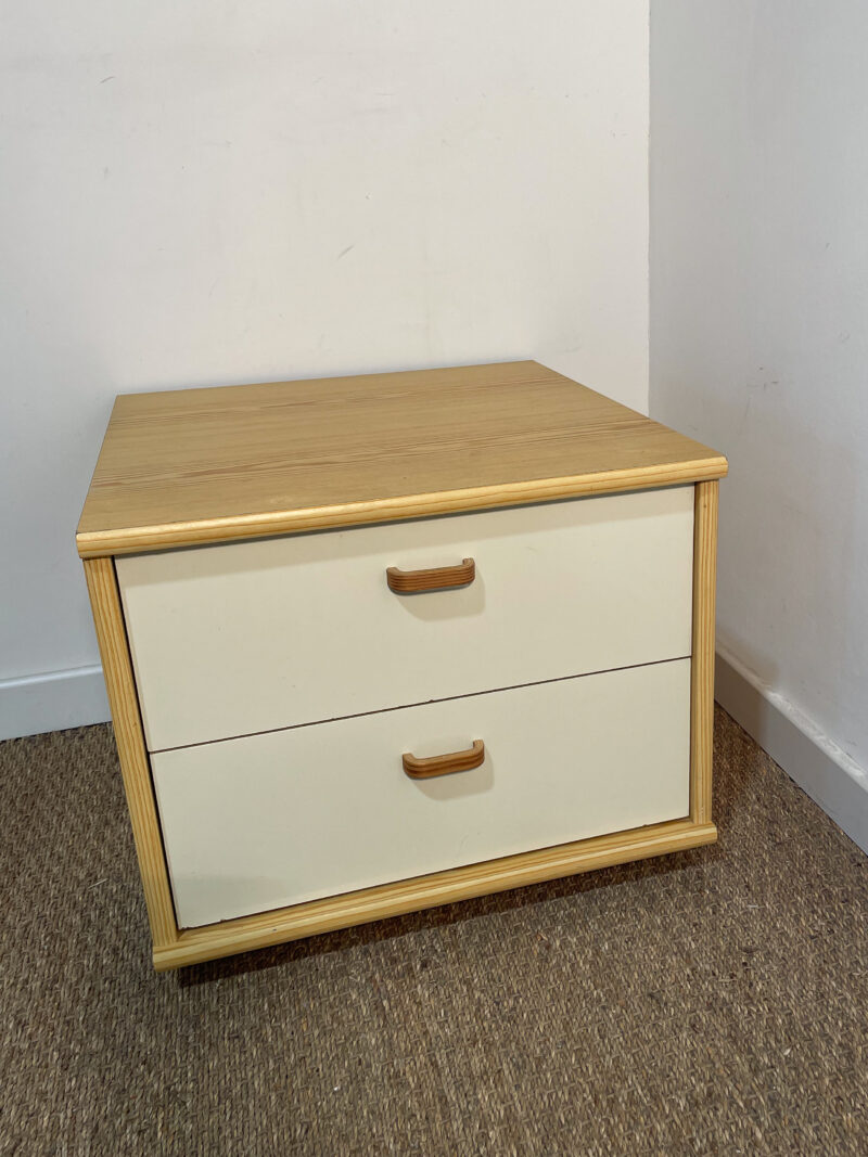 Grande table de chevet en bois clair et tiroirs blancs – Image 2
