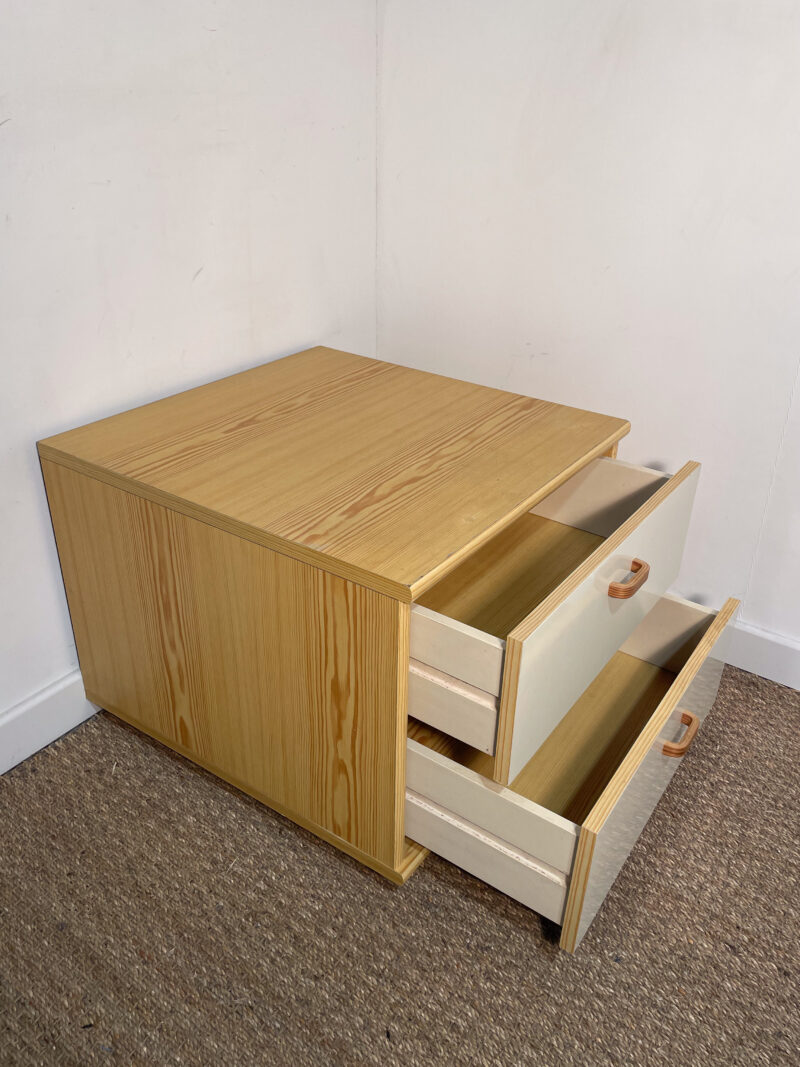Grande table de chevet en bois clair et tiroirs blancs – Image 3