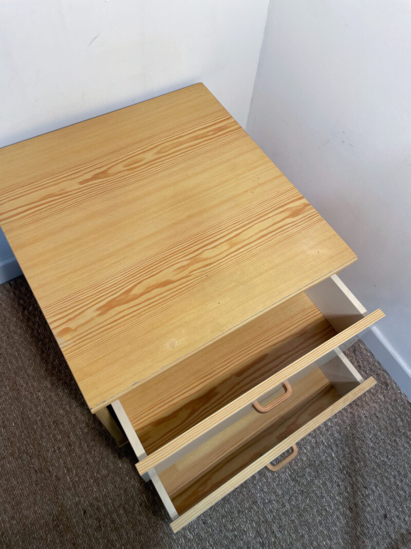 Grande table de chevet en bois clair et tiroirs blancs – Image 4