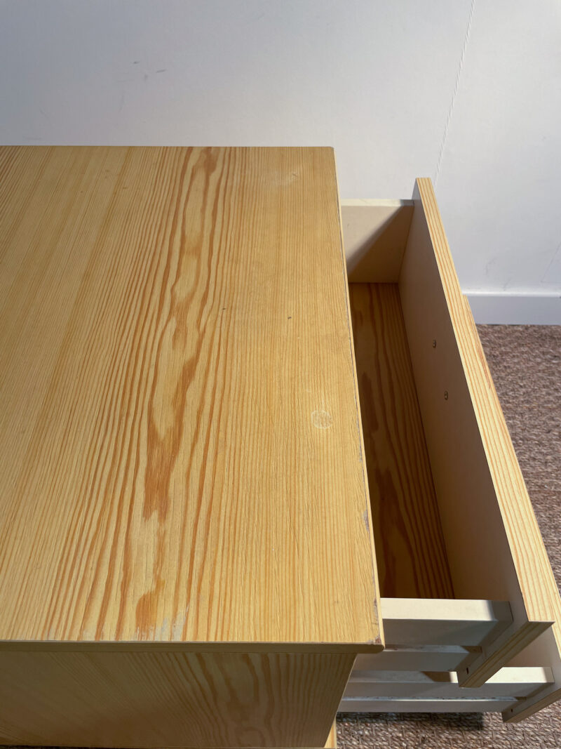 Grande table de chevet en bois clair et tiroirs blancs – Image 5