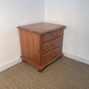 Table de chevet en bois avec tiroirs