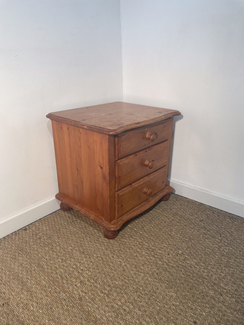 Table de chevet en bois avec tiroirs
