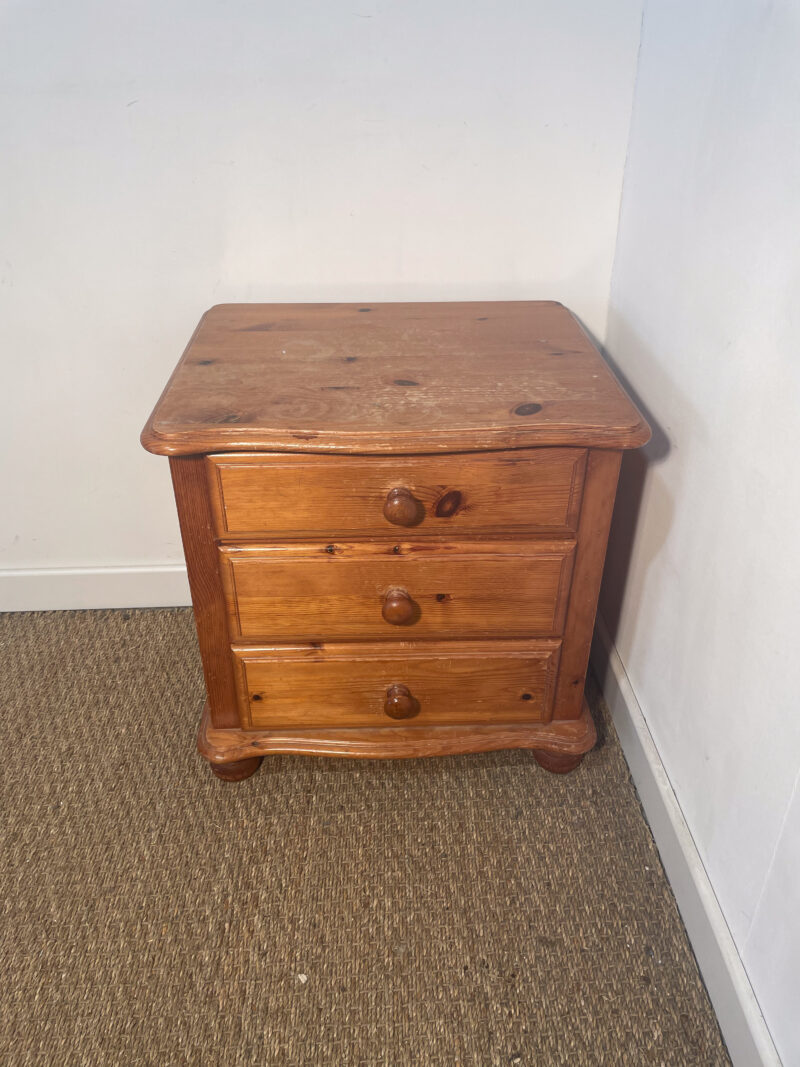Table de chevet en bois avec tiroirs – Image 2