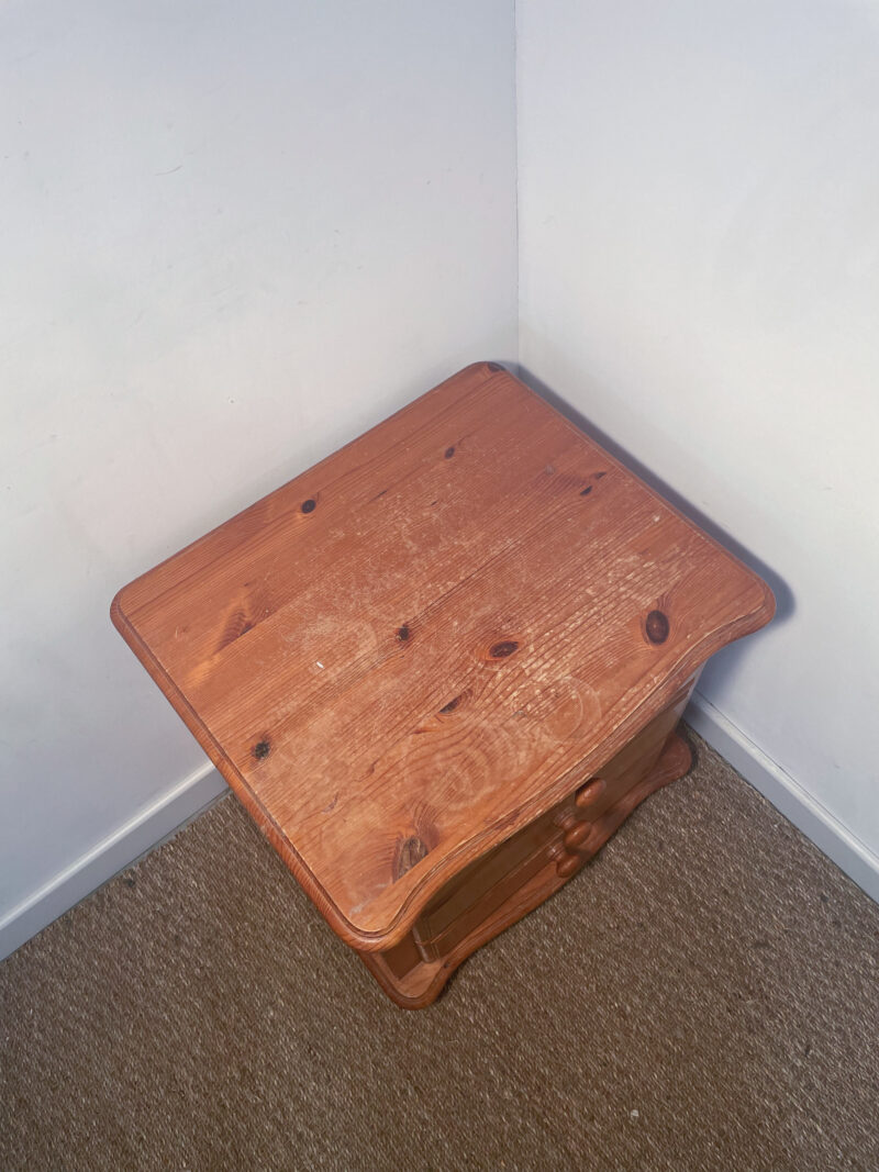 Table de chevet en bois avec tiroirs – Image 3