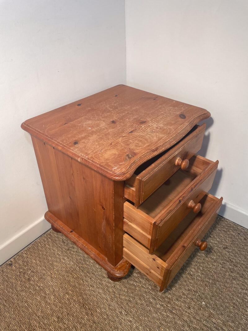 Table de chevet en bois avec tiroirs – Image 4