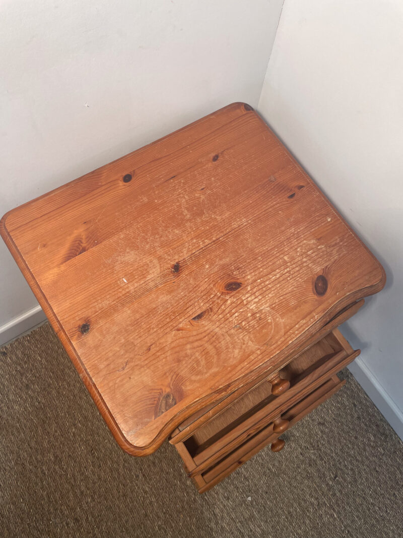 Table de chevet en bois avec tiroirs – Image 5
