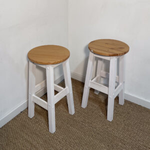 Lot de 2 tabourets hauts en bois blanc