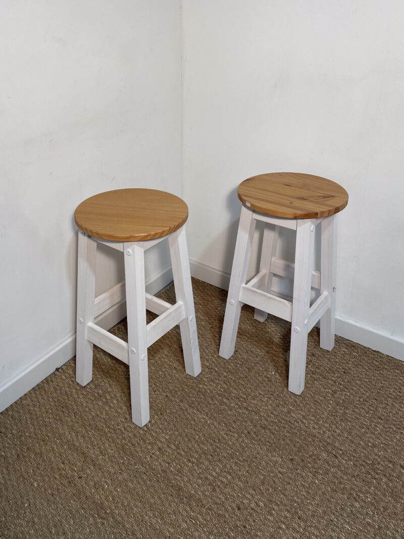 Lot de 2 tabourets hauts en bois blanc
