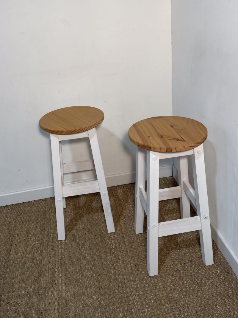 Lot de 2 tabourets hauts en bois blanc – Image 2