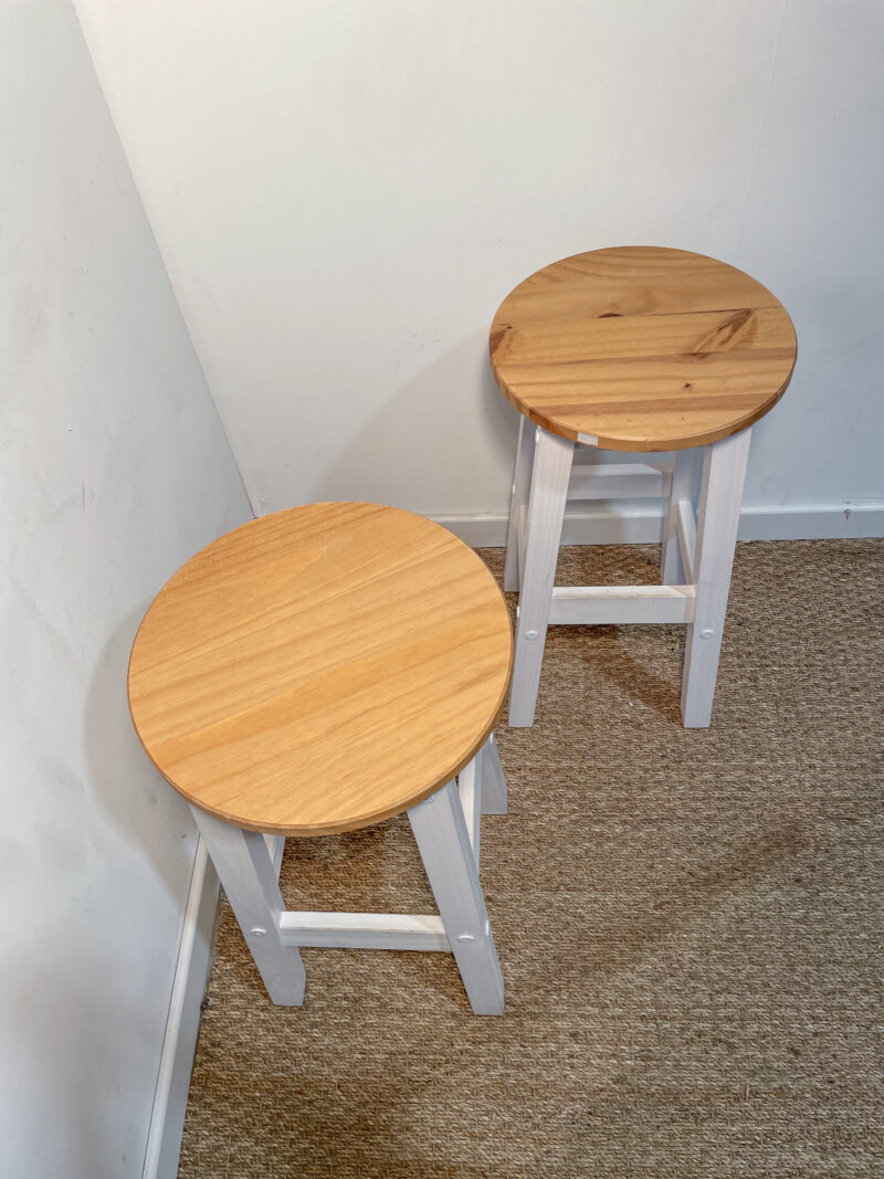 Lot de 2 tabourets hauts en bois blanc – Image 3