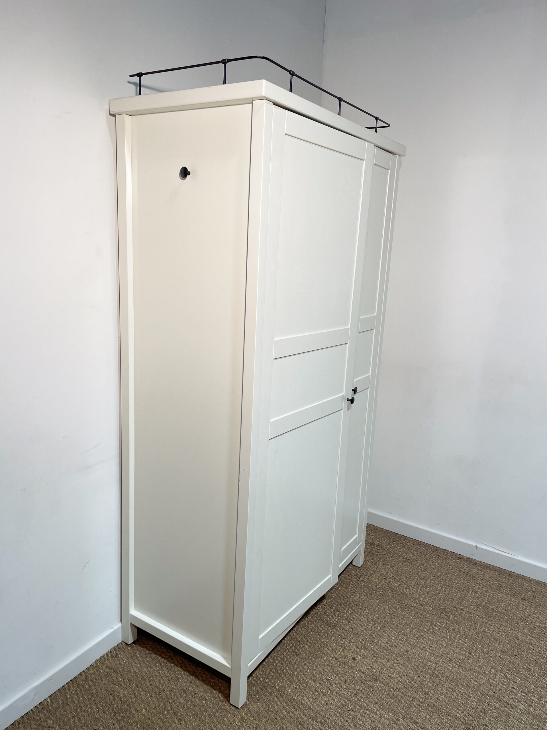 Armoire blanche en bois