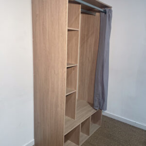 Dressing en bois à rideau