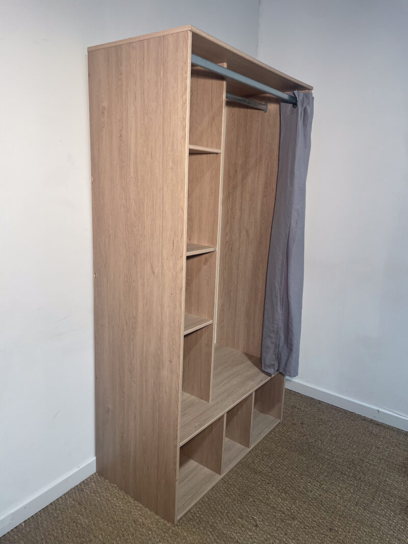 Dressing en bois à rideau