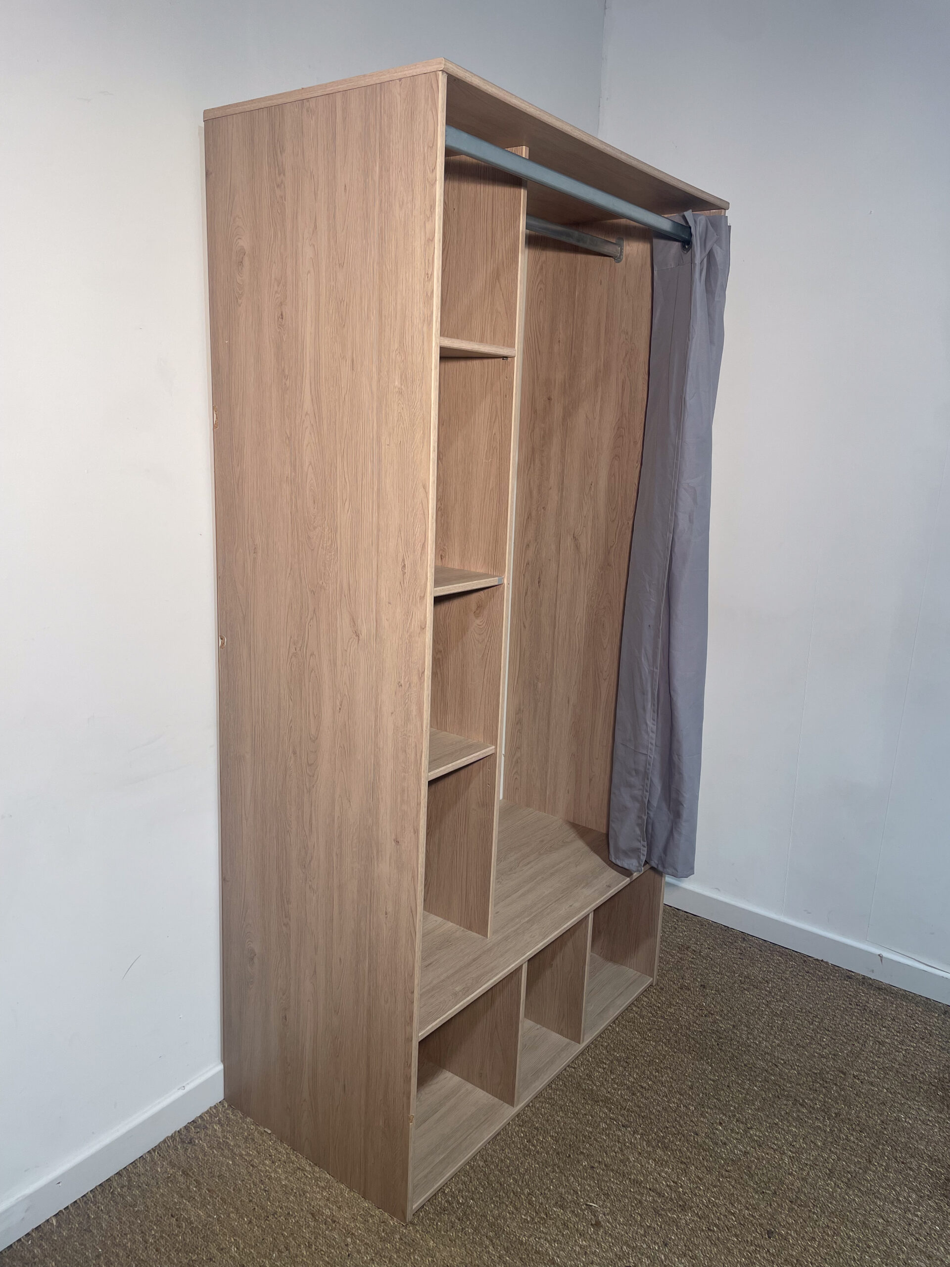 Dressing en bois à rideau