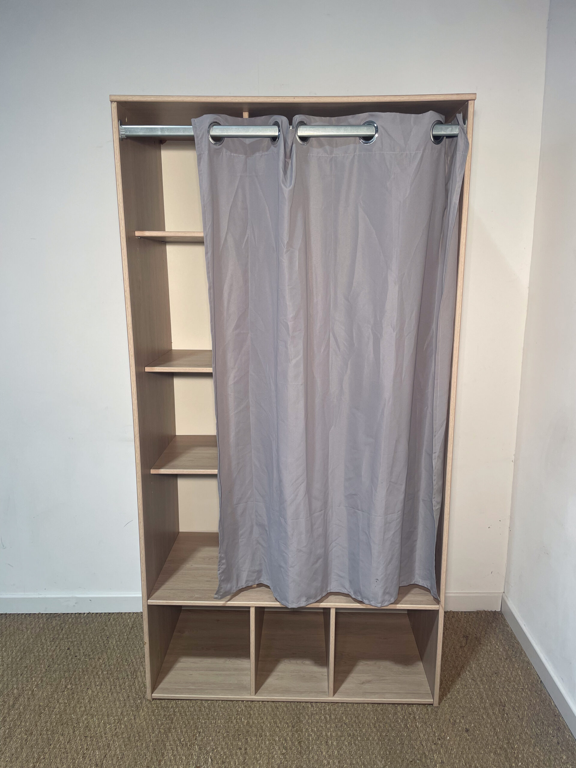 Dressing en bois à rideau – Image 2