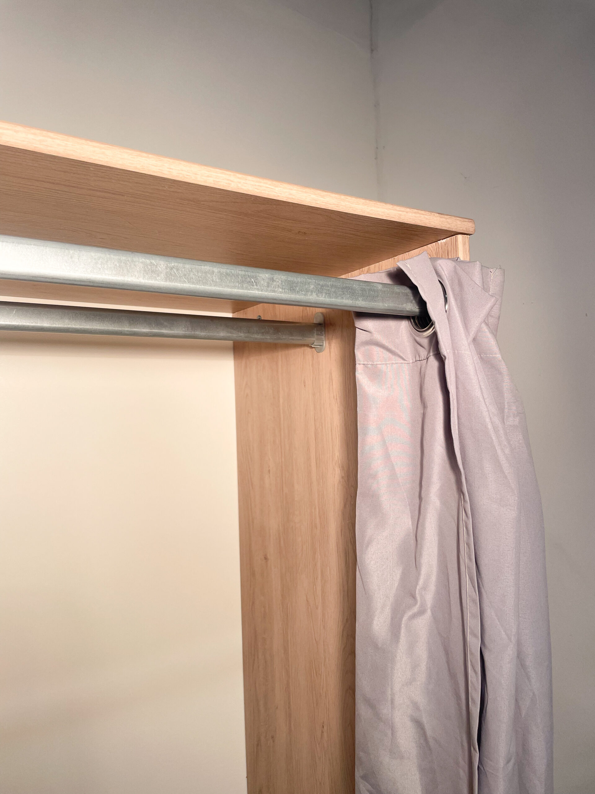 Dressing en bois à rideau – Image 4
