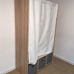Dressing en bois avec rideau et rangements