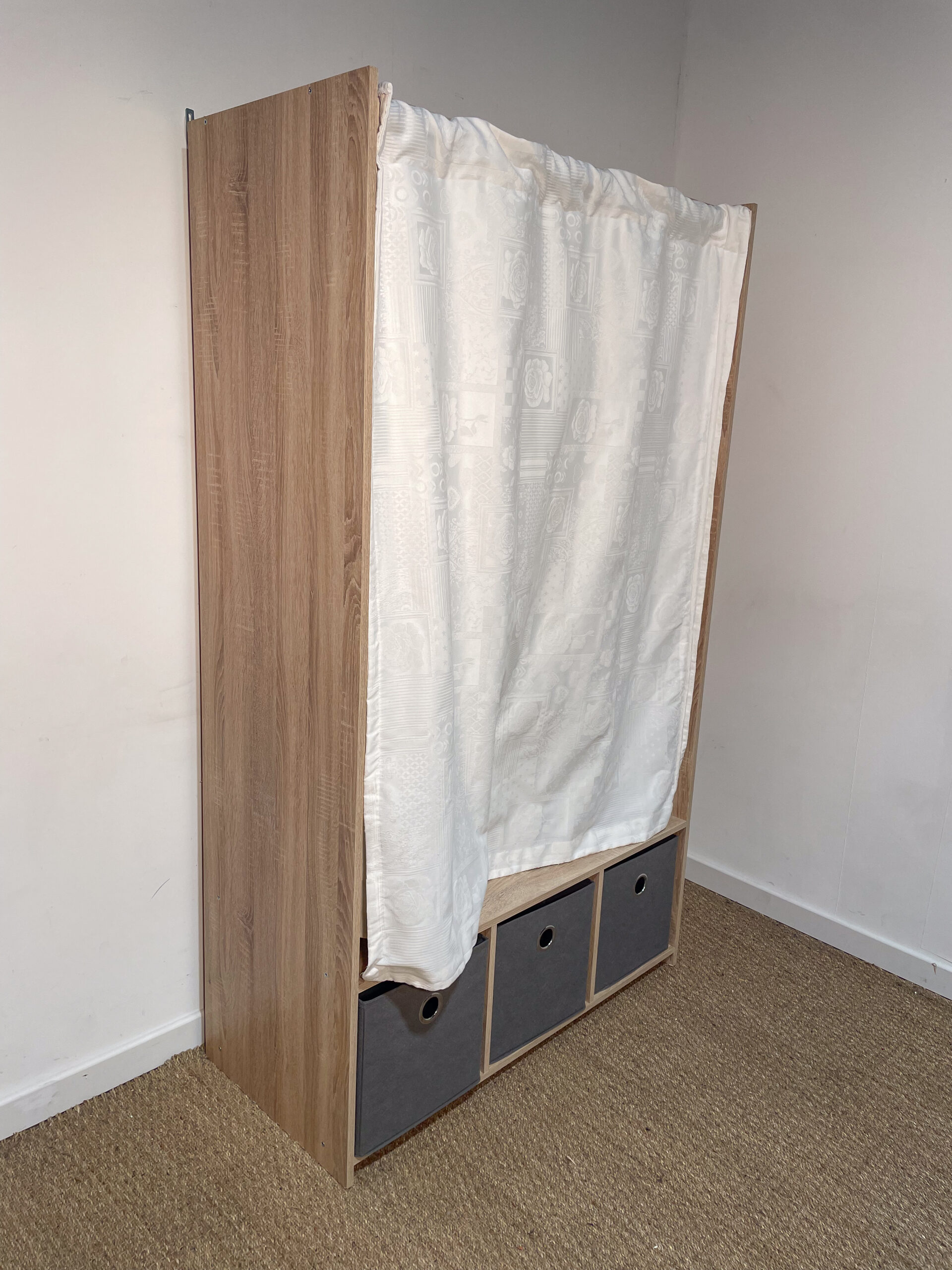 Dressing en bois avec rideau et rangements