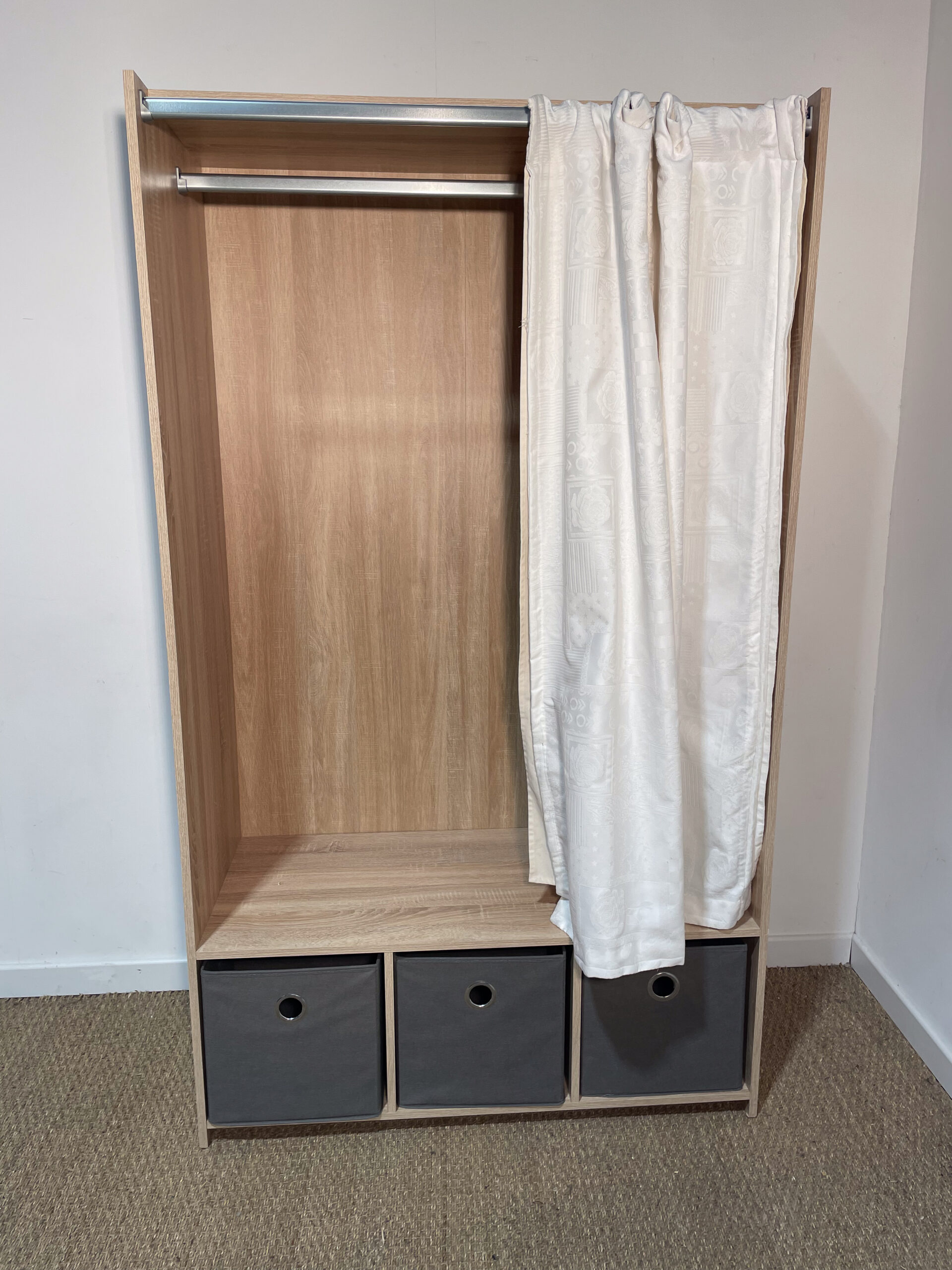 Dressing en bois avec rideau et rangements – Image 2