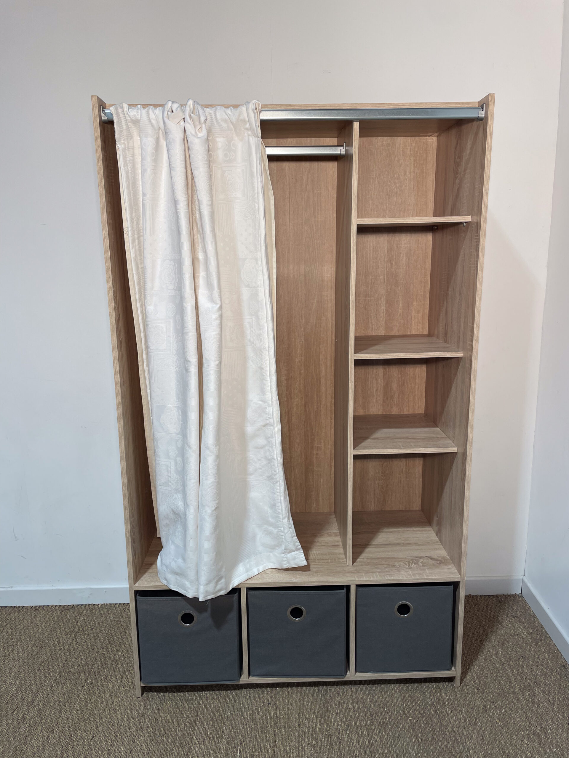 Dressing en bois avec rideau et rangements – Image 3