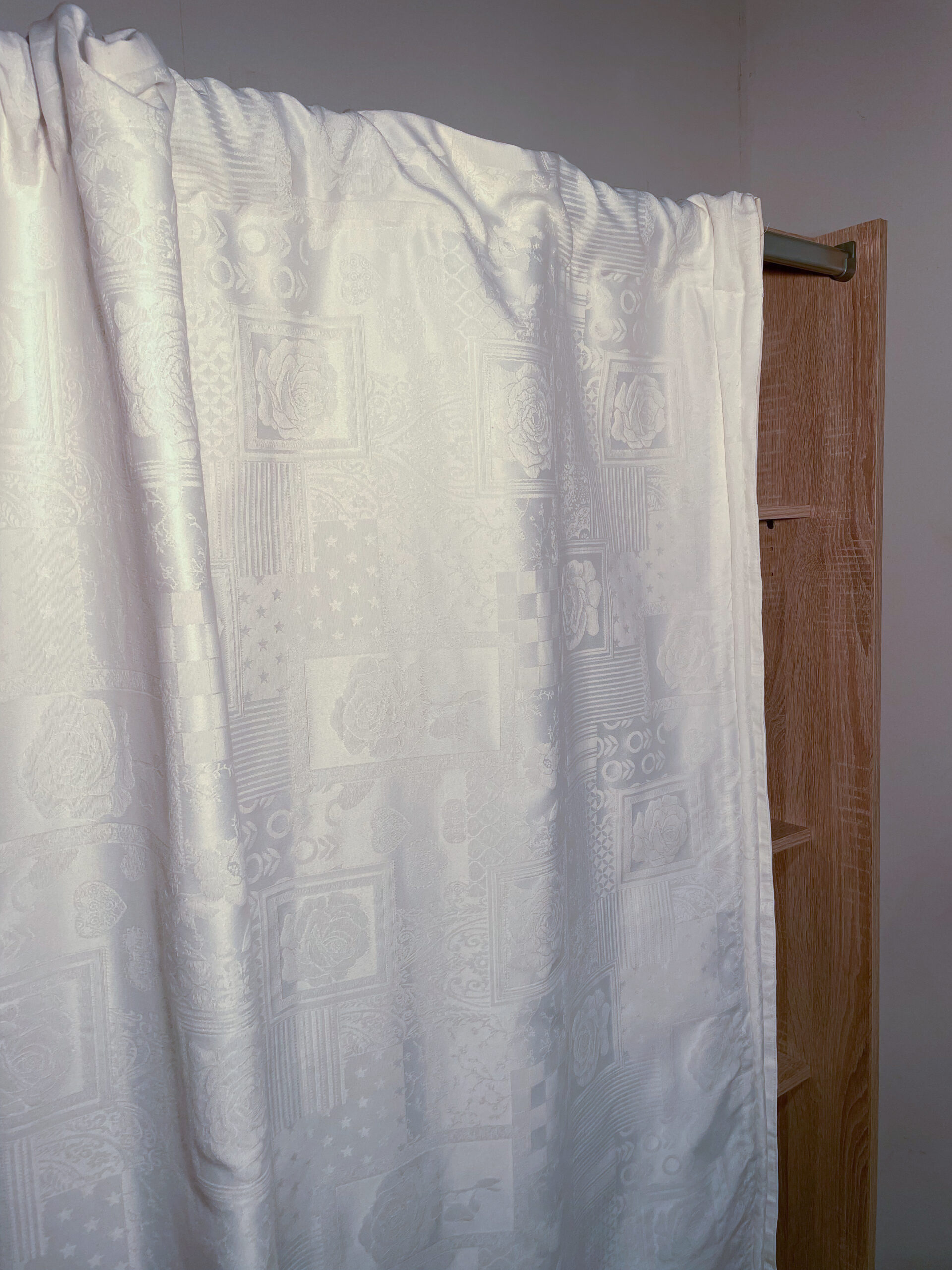 Dressing en bois avec rideau et rangements – Image 4