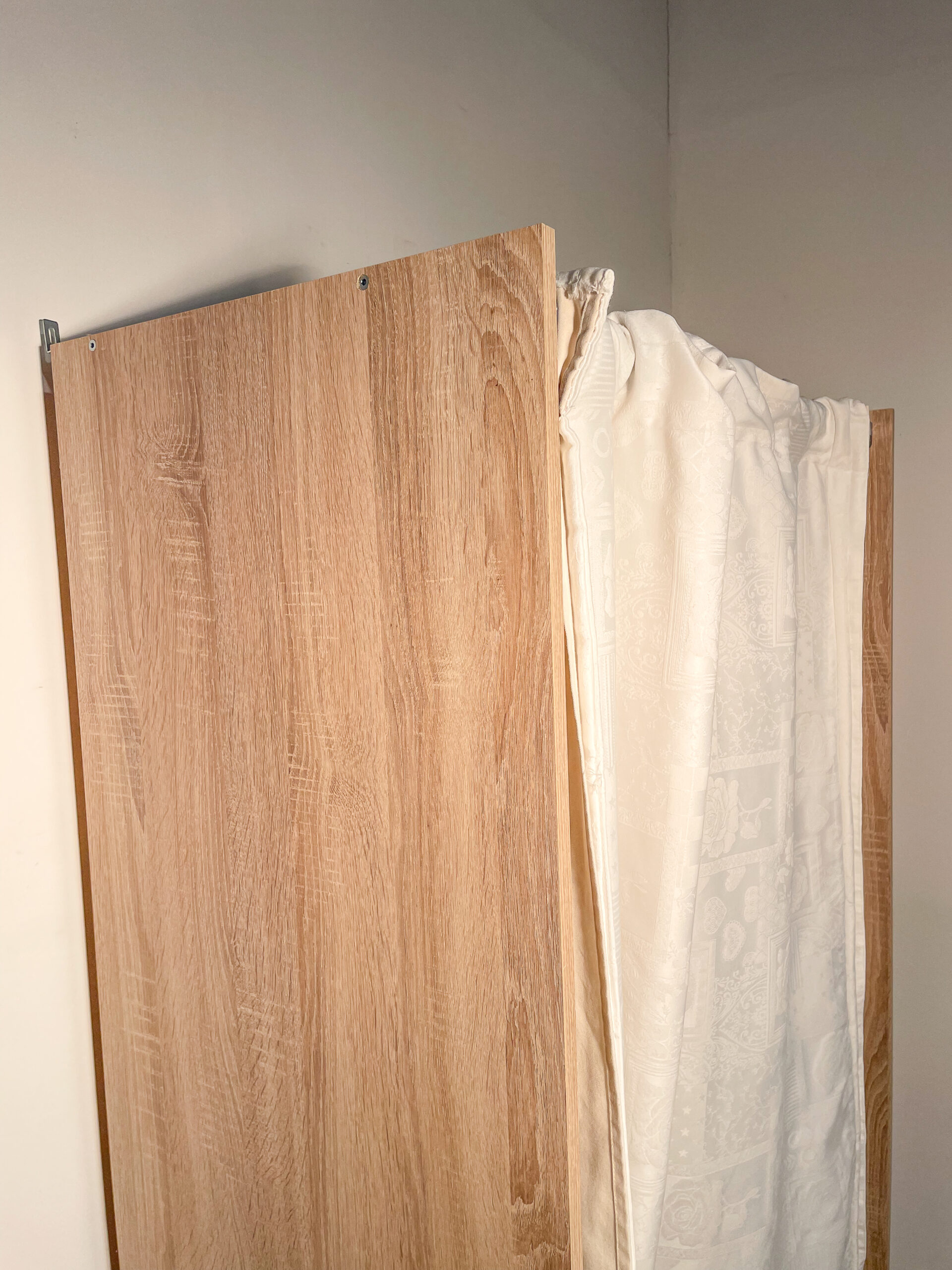 Dressing en bois avec rideau et rangements – Image 5