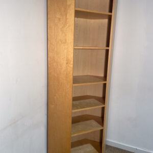 Bibliothèque d'angle en bois clair