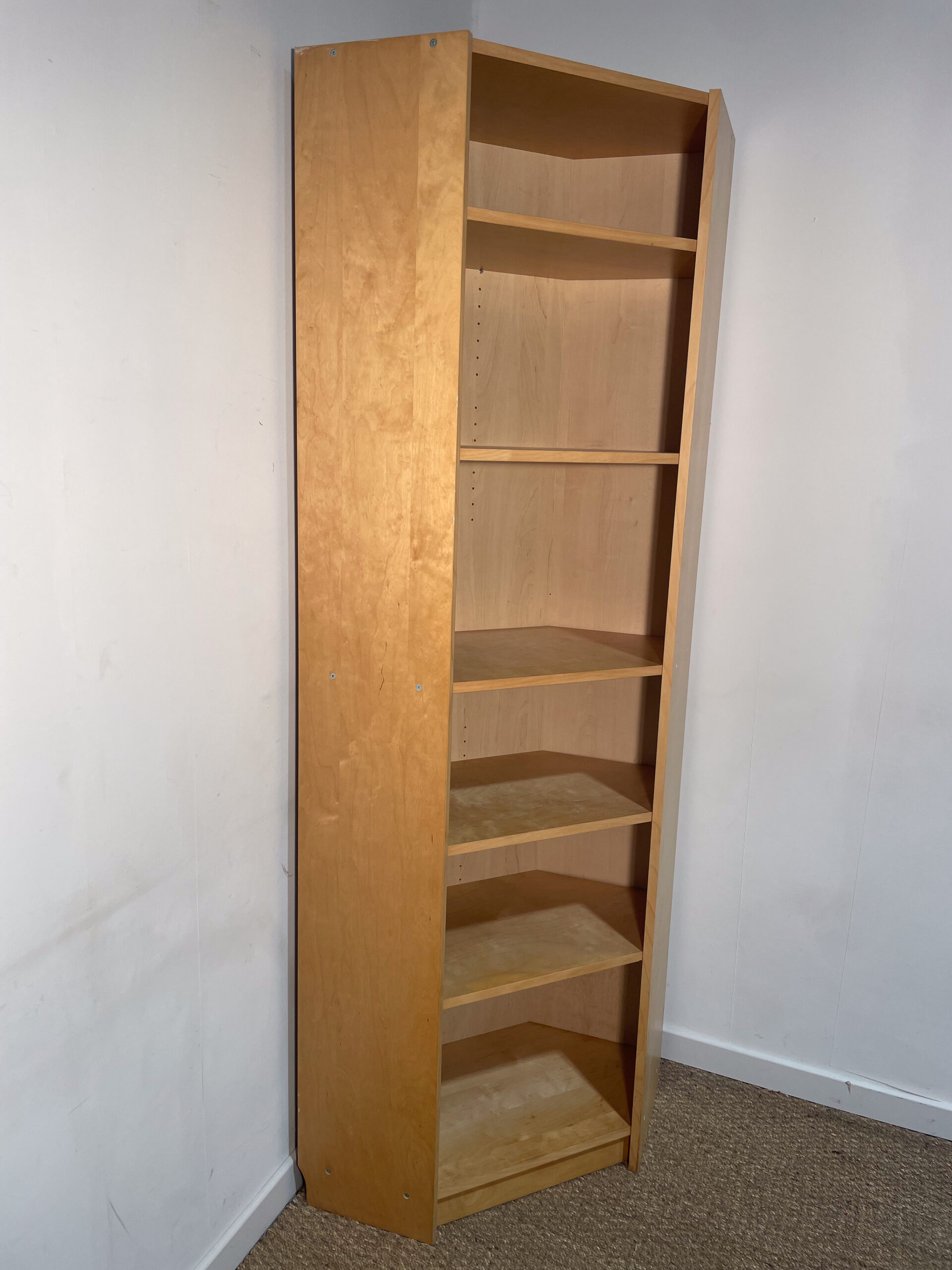 Bibliothèque d'angle en bois clair