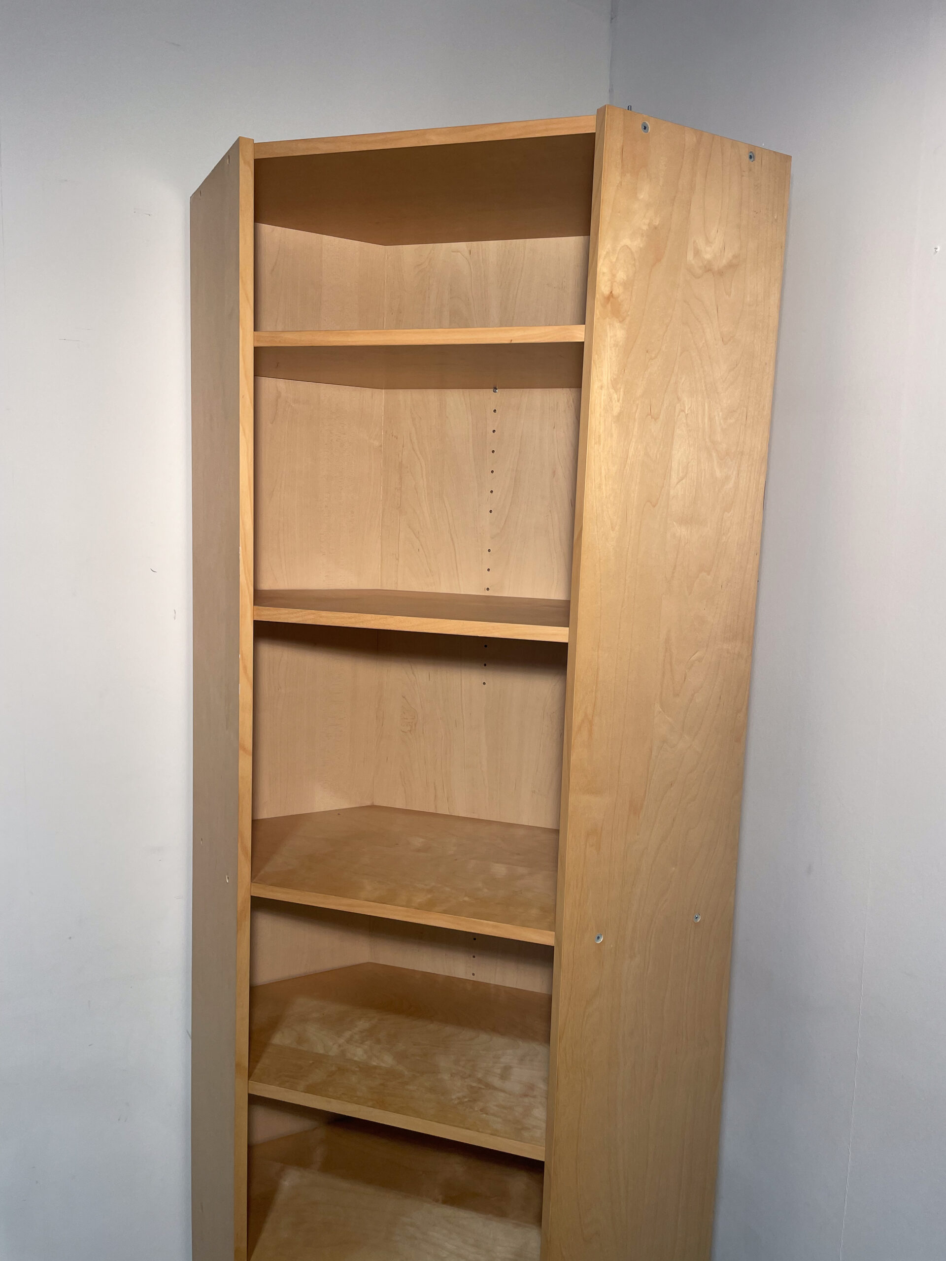 Bibliothèque d'angle en bois clair – Image 2