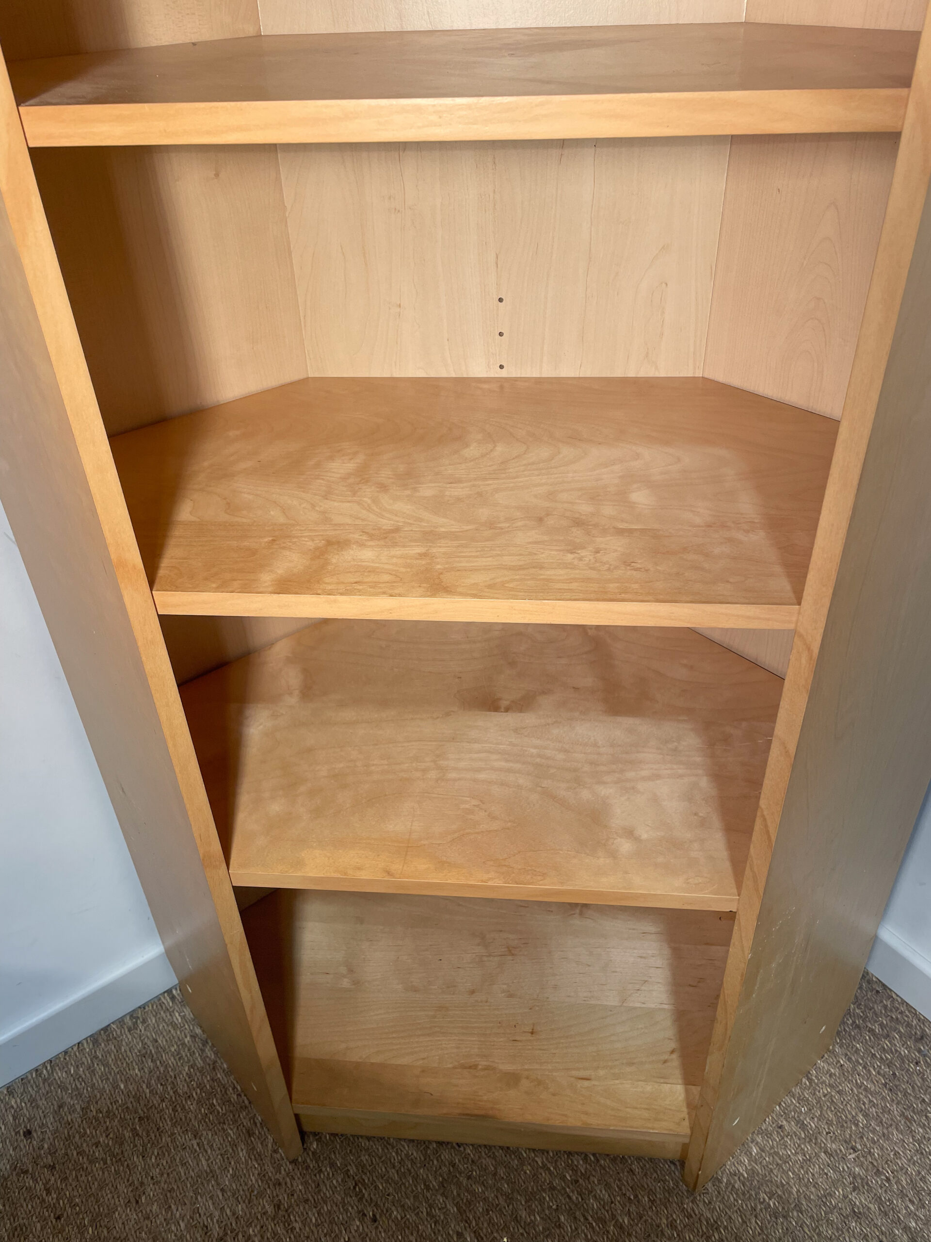 Bibliothèque d'angle en bois clair – Image 3