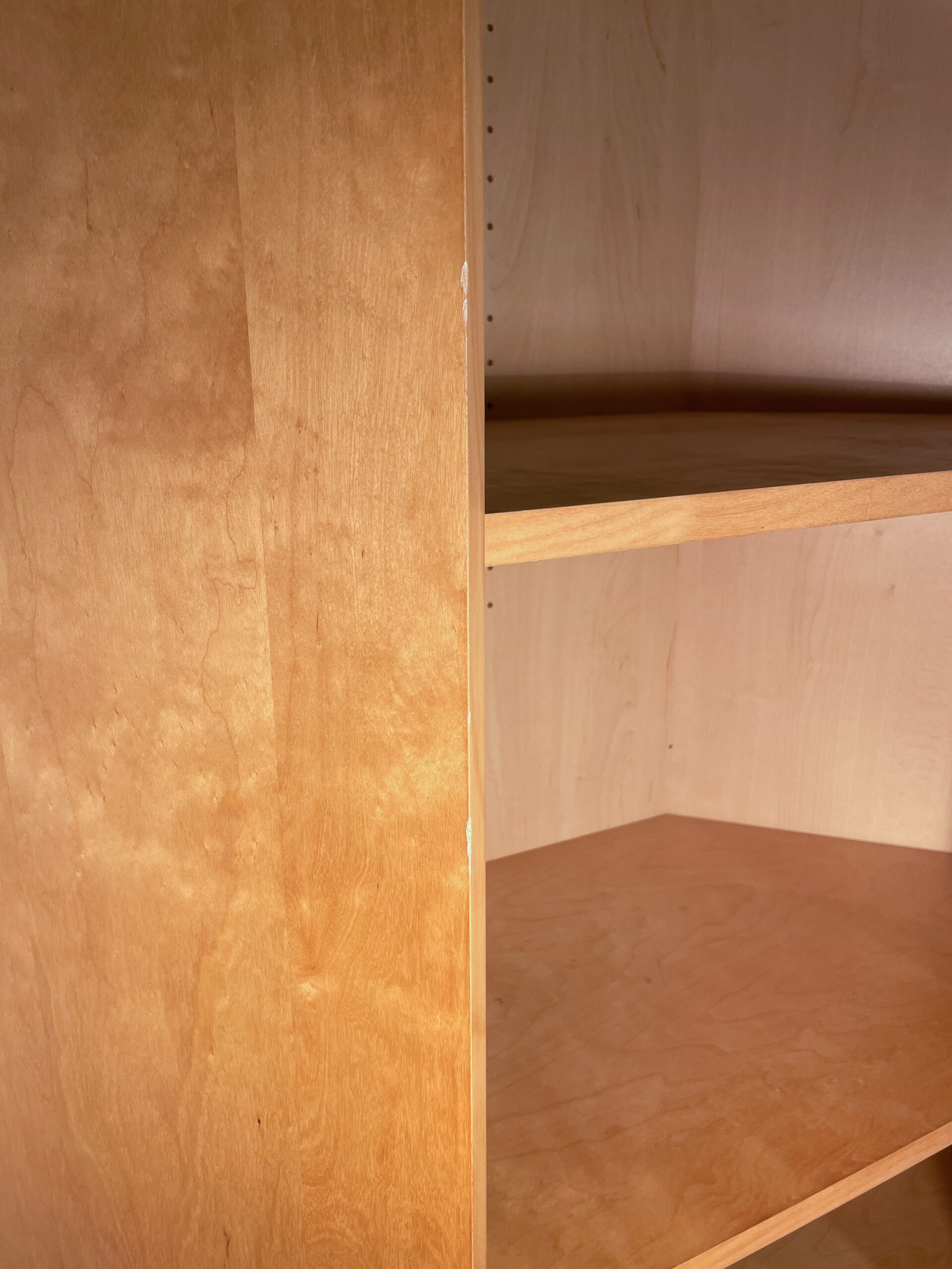 Bibliothèque d'angle en bois clair – Image 4