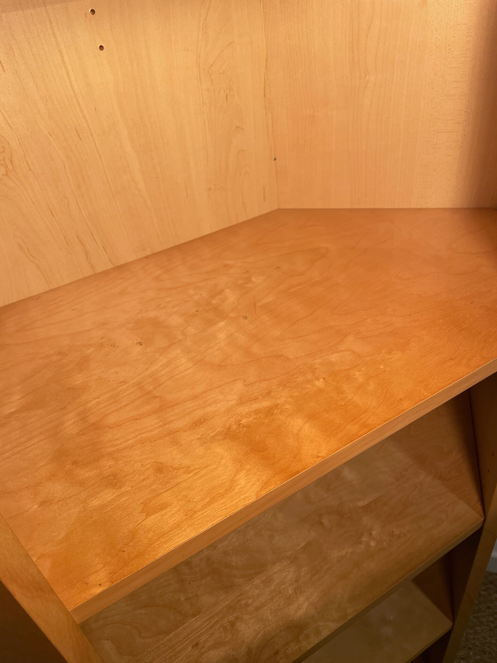 Bibliothèque d'angle en bois clair – Image 7