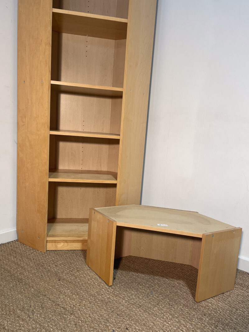 Bibliothèque d'angle en bois clair – Image 8