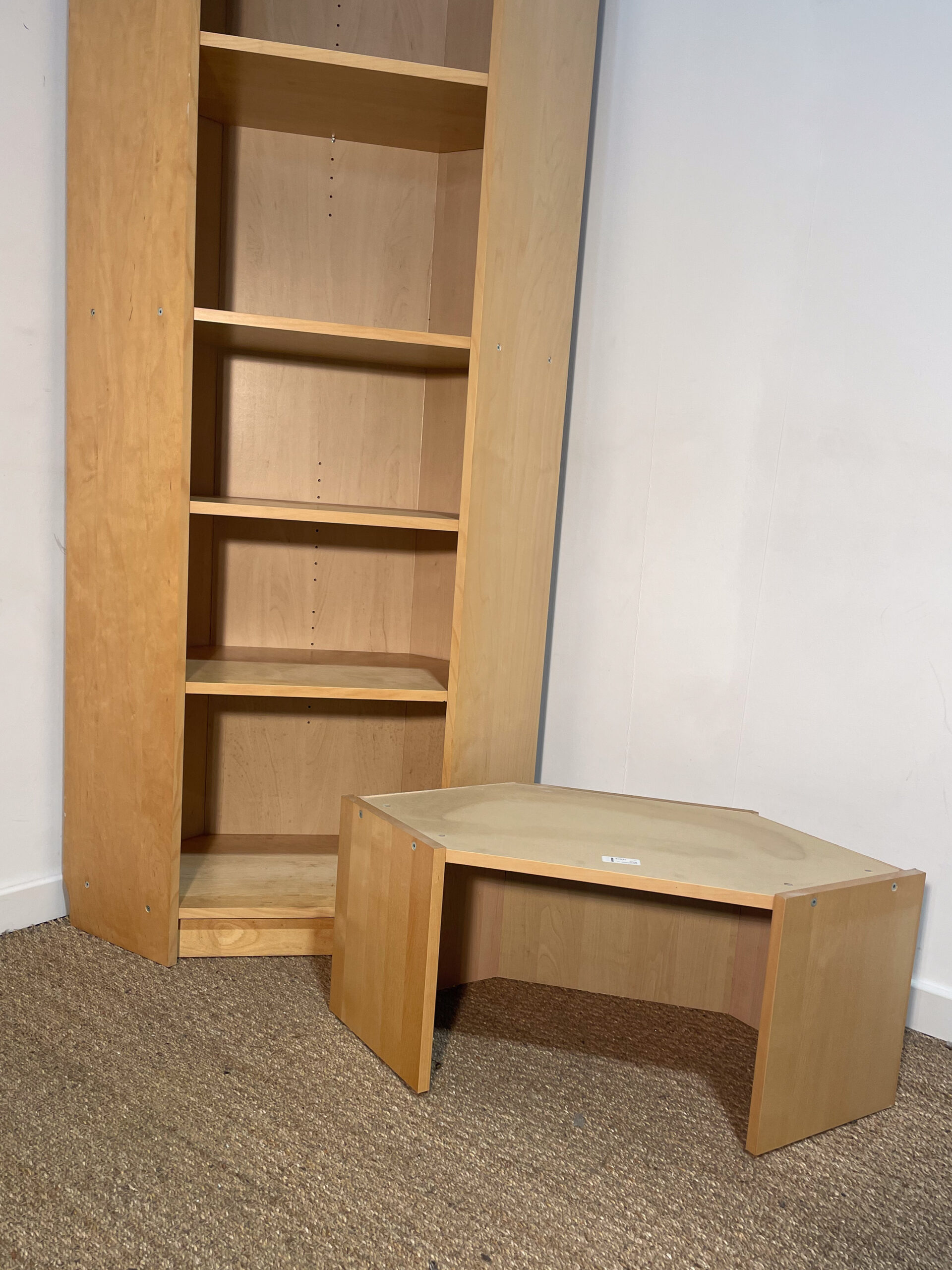 Bibliothèque d'angle en bois clair – Image 8