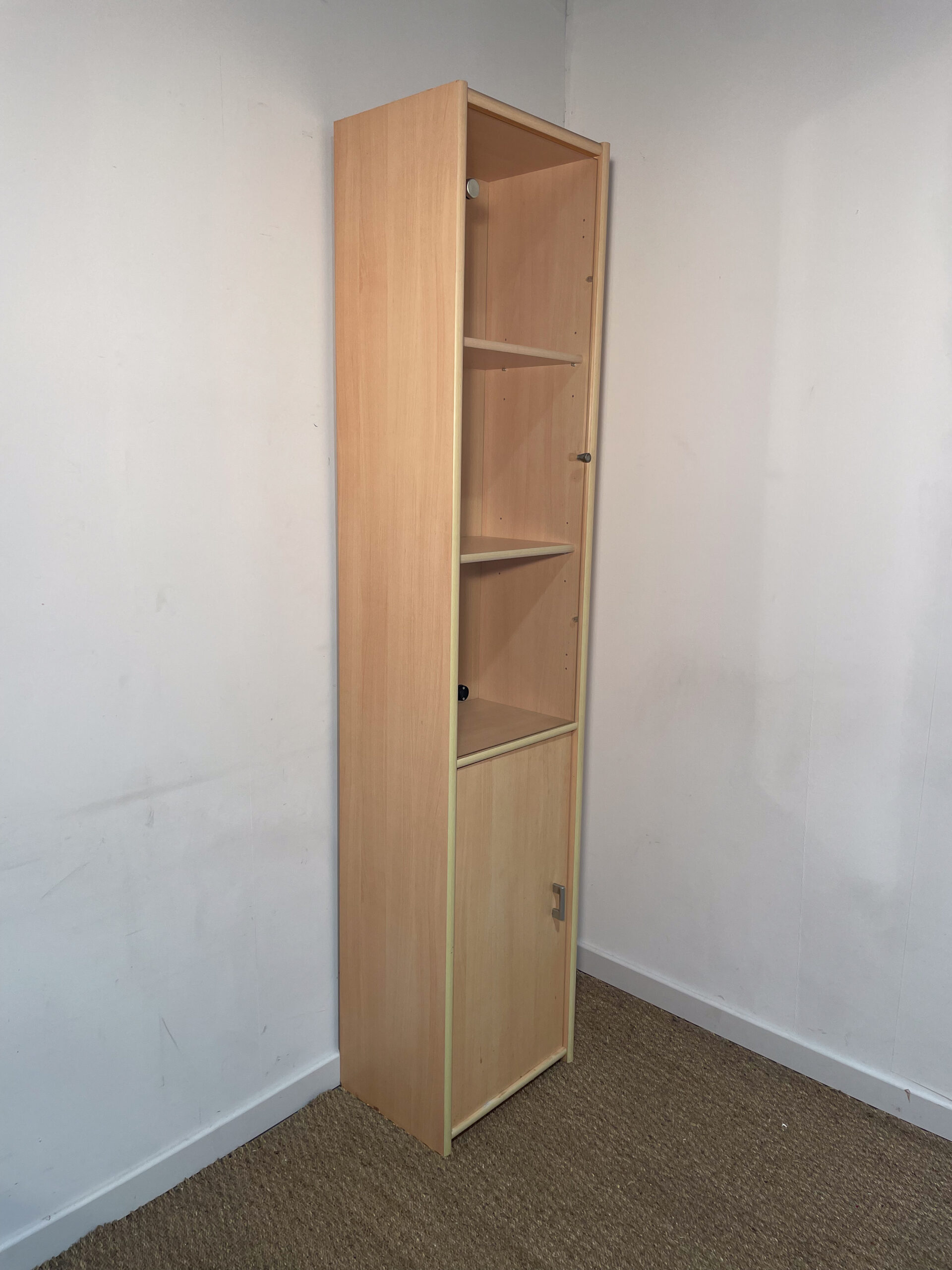 Bibliothèque claire vitrée