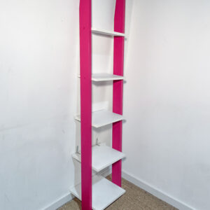 Etagère inclinée blanche et rose