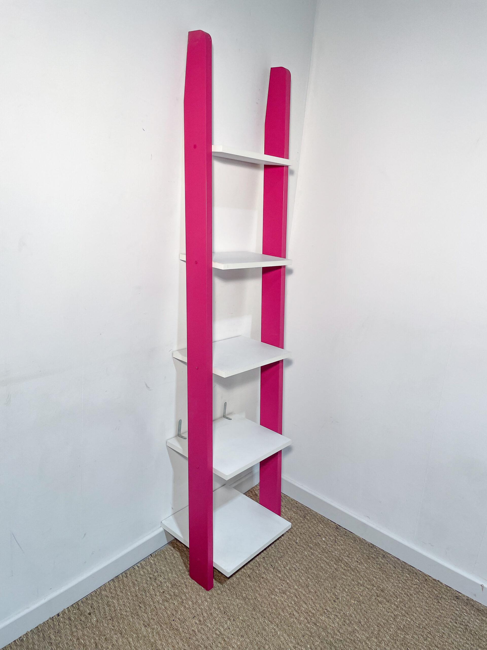 Etagère inclinée blanche et rose