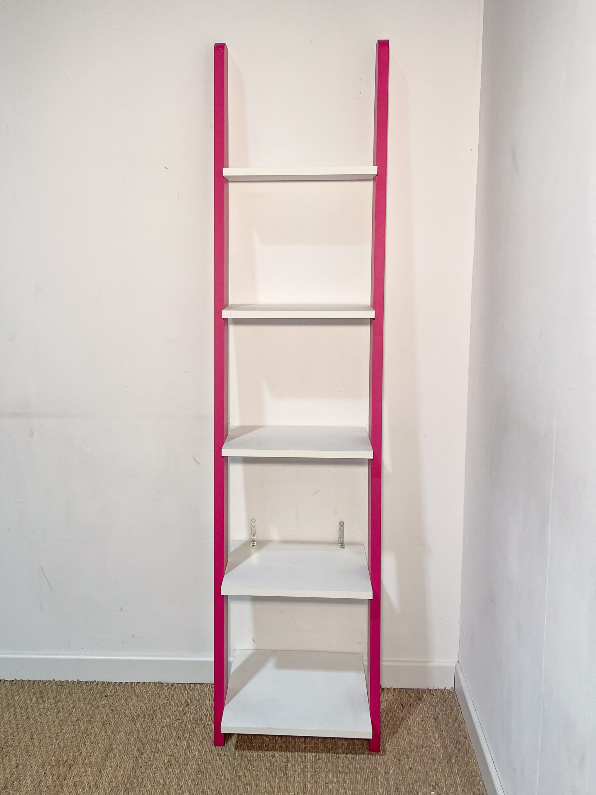 Etagère inclinée blanche et rose – Image 2
